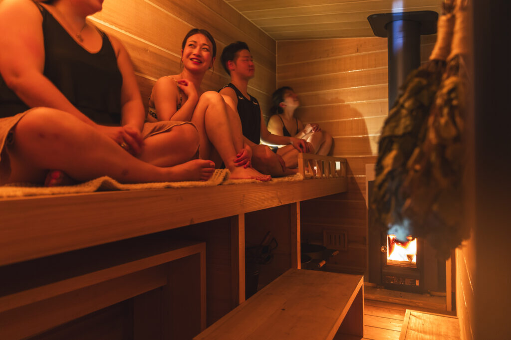 移動式サウナTrailer Sauna Hokutoの心地よい薪サウナ室内